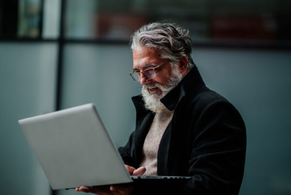 Aktiv bleiben im Ruhestand: Warum Arbeit nach der Rente mehr ist als nur ein Job 6 portrait of a senior businessman using laptop and 2023 11 27 04 56 21 utc