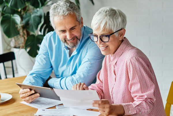 Rentenerhöhung 2026: Was die 4,24 Prozent für Boomer wirklich bedeuten 5 Rentenerhöhung 2026 – zufriedenes Paar 60+ Boomer prüft gemeinsam Finanzdokumente am Küchentisch