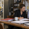 Nachfolgeplanung für Boomer-Unternehmer: Wie Wissen, Verantwortung und Lebenswerk weiterwirken 1 NACHFOLGEPLANUNG. Erfahrener Unternehmer und jüngere Nachfolgerin besprechen in einem mittelständischen Betrieb die Unternehmensnachfolge.